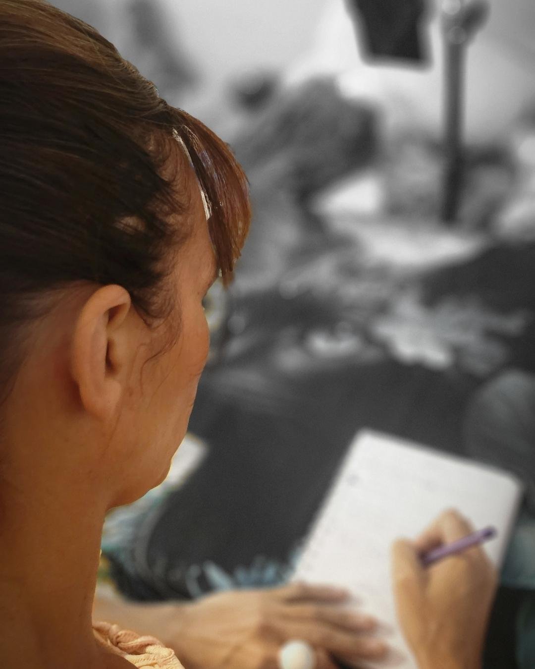 mujer clarividente en una sesion de videncia .